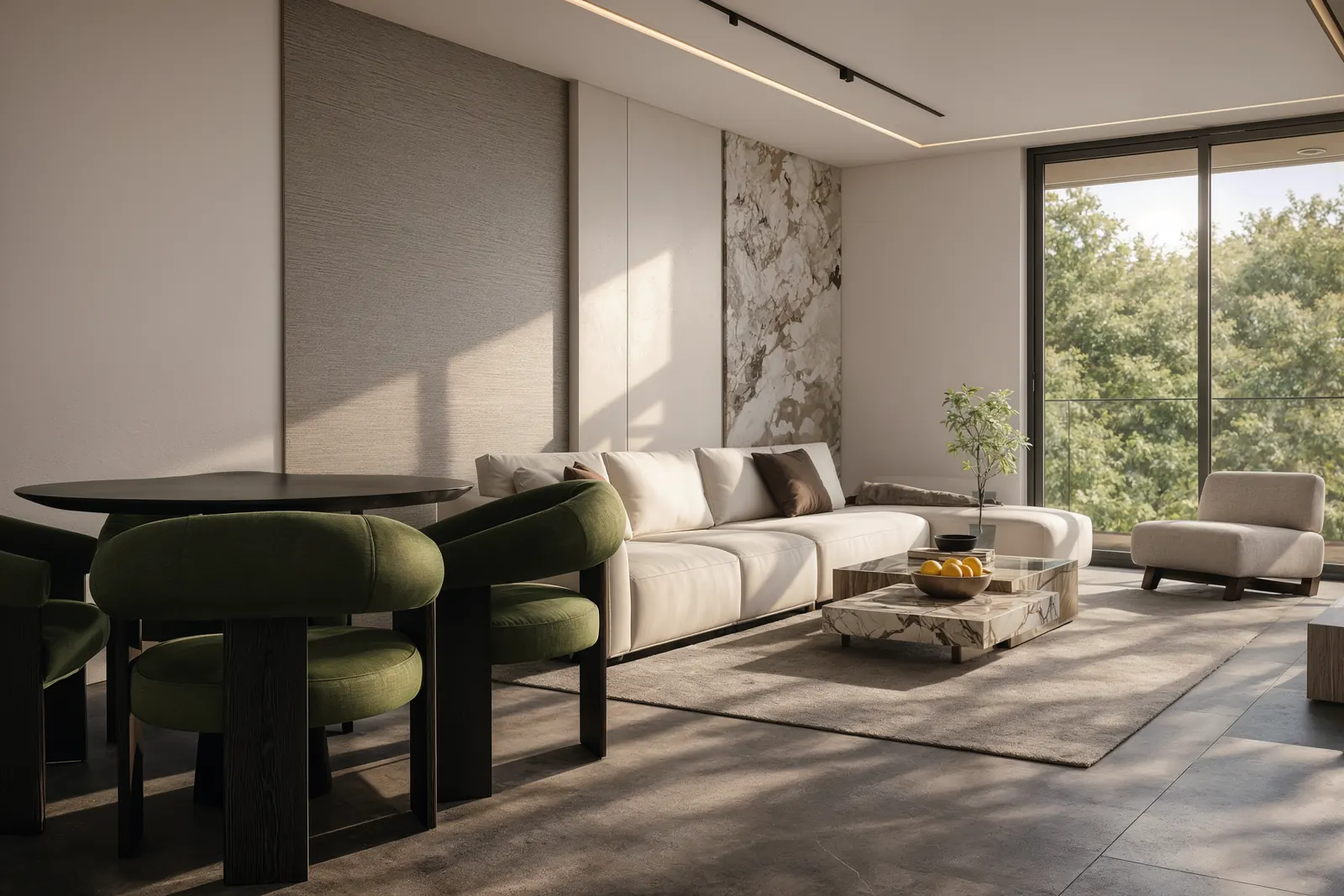 Séjour avec fauteuils verts et grande baie vitrée